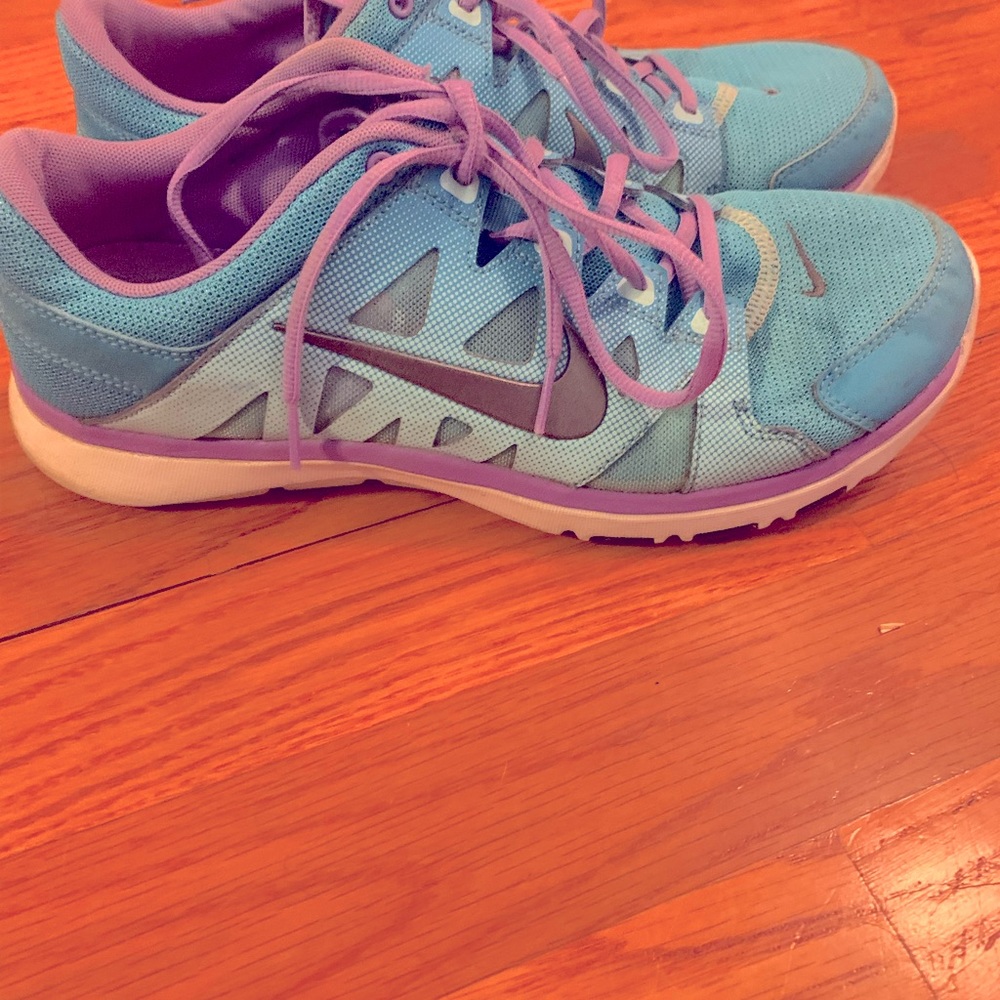 Women’s teal and lilac Nike sneakers in euc size10